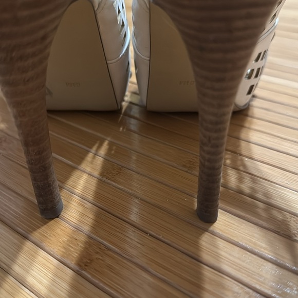 Vintage Guess Women's White Slingback Heels - Picture 5 of 6